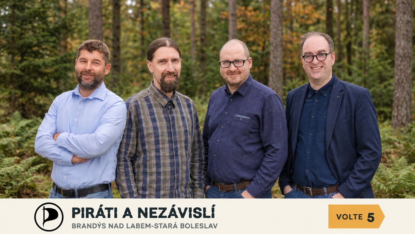 Kandidáti Pirátů a Nezávislých na společné fotografii v lese. Nápis: Piráti a Nezávislí, Brandýs nad Labem-Stará Boleslav, volte 5