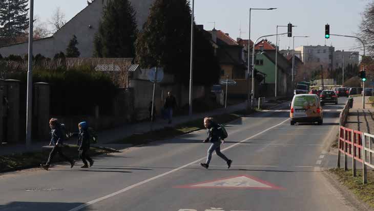 Děti přebíhají Kosteleckou ulici cestou do školy